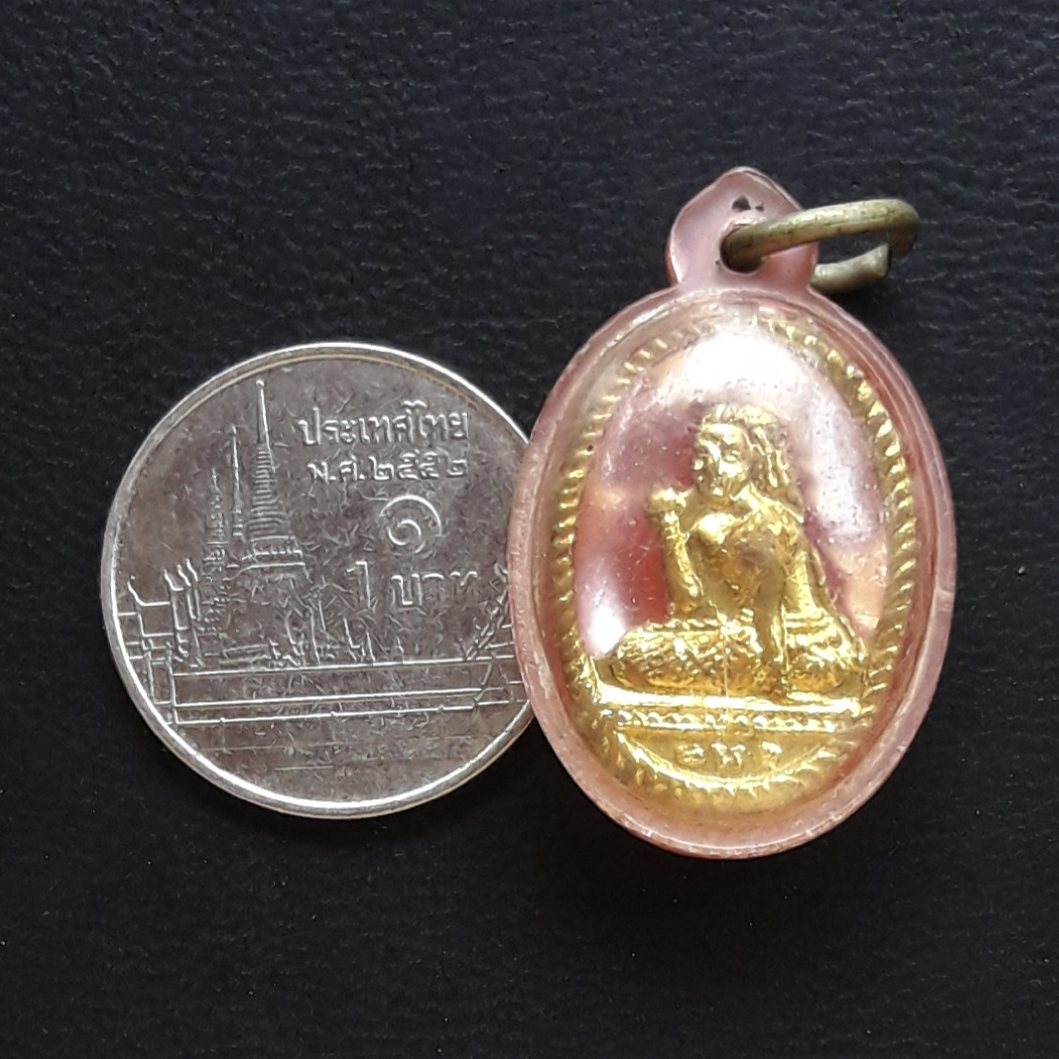 แม่นางกวัก โลหะพิมพ์ฉลุ กะไหล่ทอง ไม่ทราบที่ พร้อมเลี่ยมเดิมครับ