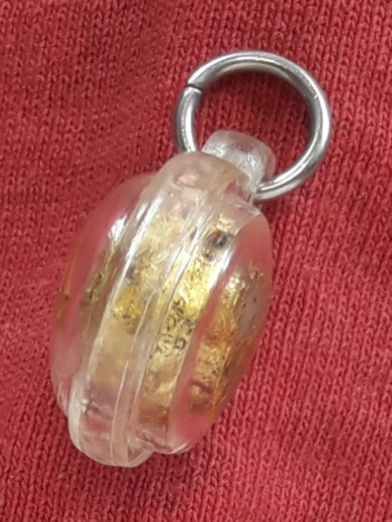 ลูกอมชานหมาก ปิดทอง หลวงปู่หงษ์ พรหมปัญโญ สุสานทุ่งมน จ.สุรินทร์ พร้อมเลี่ยมครับ