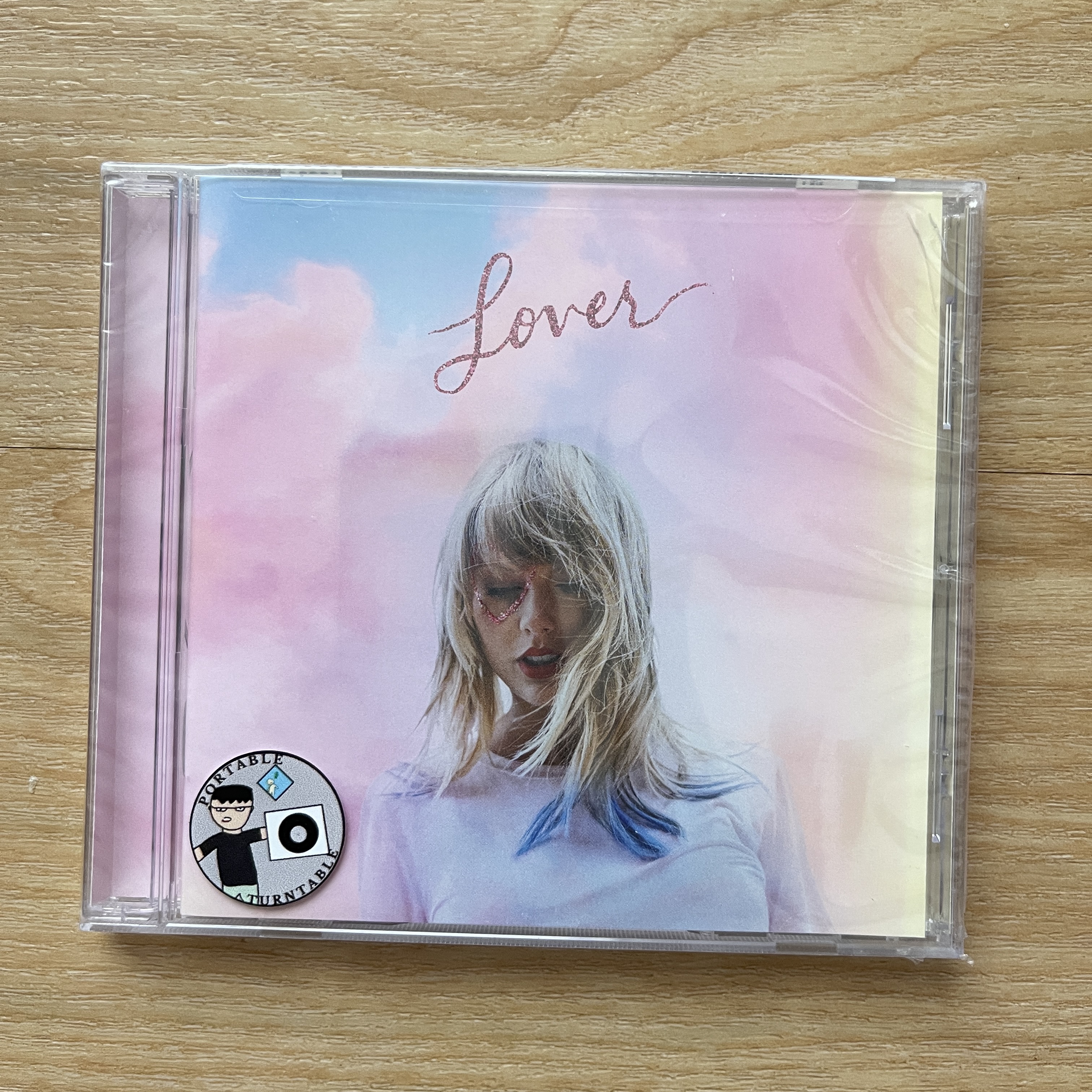 CD ซีดีเพลง Taylor Swift – Lover (แผ่นแท้,มือหนึ่ง,ซีล)กล่องมีรอยแตกมีกล่องใหม่ให้