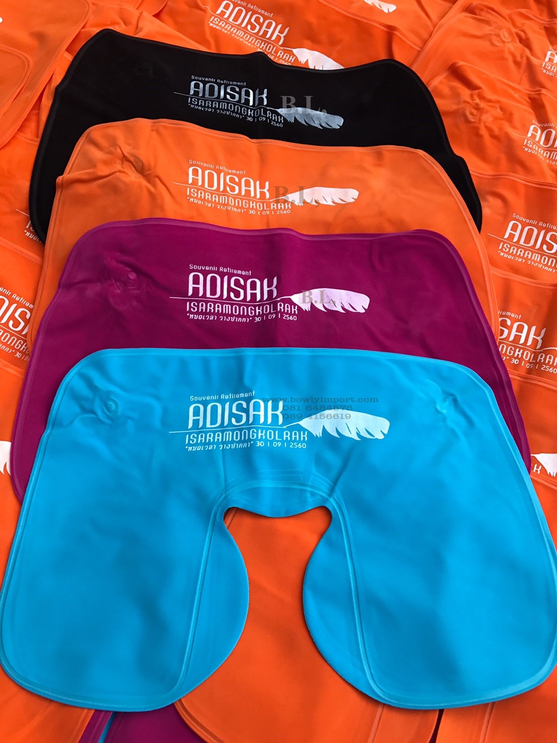 หมอนรองคอเป่าลม เนื้อผ้ากำมะหยี่ พร้อมสกรีนโลโก้