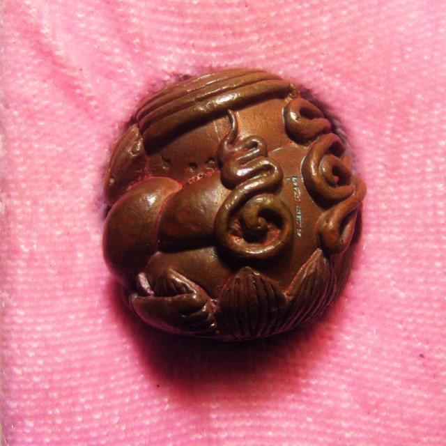 ลูกอมพระปิดตาสอดเข่ามหายันต์ ขุนพันธ์พุทธาคมเขาอ้อ ปี 2544 เนื้อทองแดงเถื่อน หมายเลข ๒๐๕ พร้อมกล่องเดิมครับ