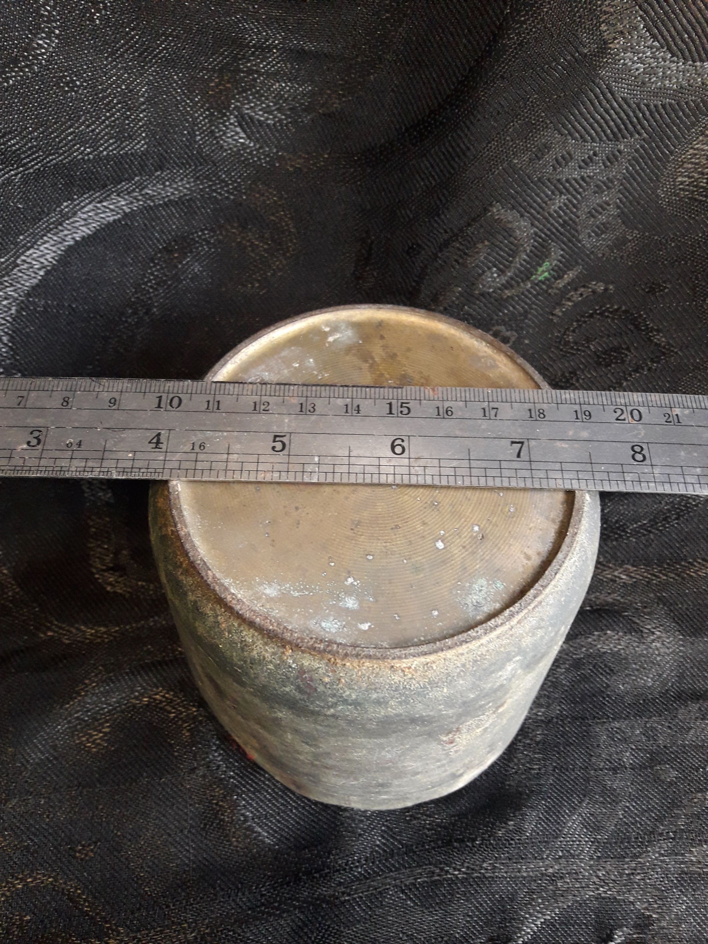 กระถางธูปทองเหลืองเก่า แบบปากจีบ ขนาดเส้นผ่าศูนย์กลางวัดจากปากกระถางธูป 4.5 นิ้ว