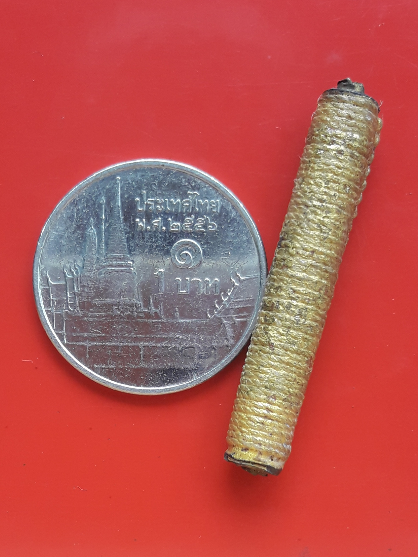 ตะกรุดสาริกา 1 นิ้ว 2 หุน ถักเชือกทาทอง ไม่ทราบที่ครับ