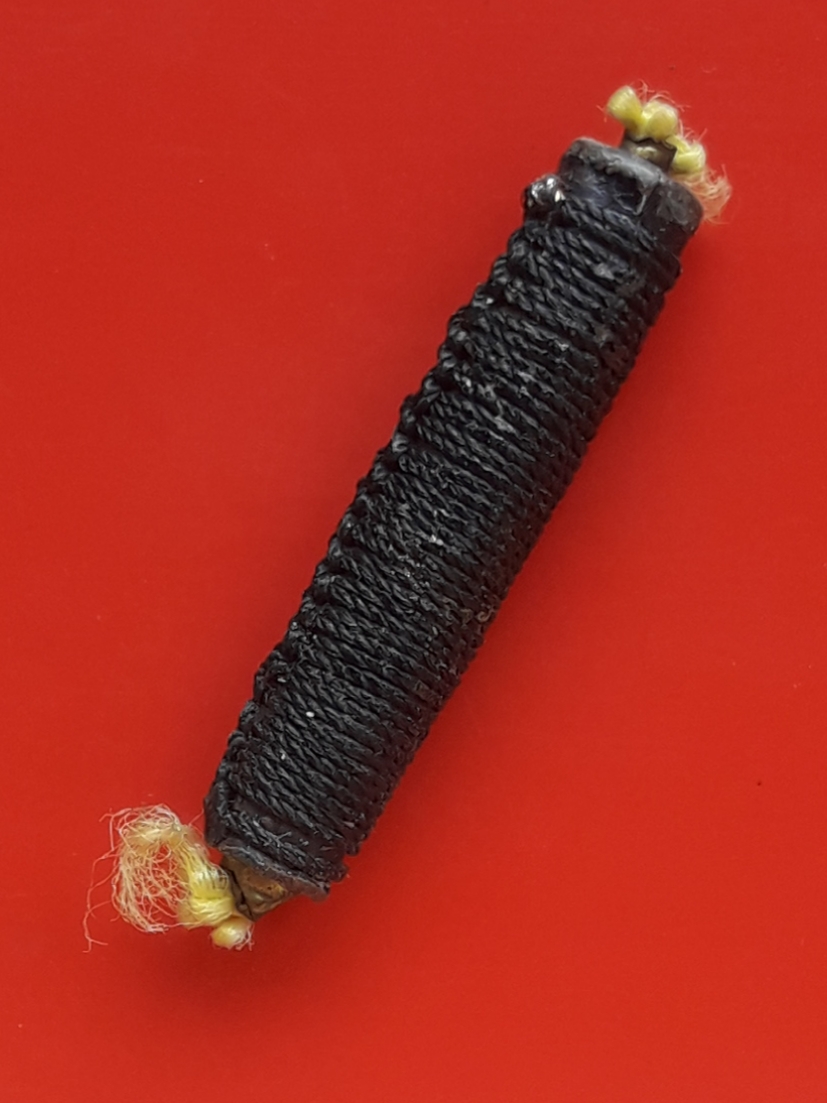 ตะกรุดสาริกา 1 นิ้ว 3 หุน ถักเชือกดำ ลงรัก ไม่ทราบที่ครับ