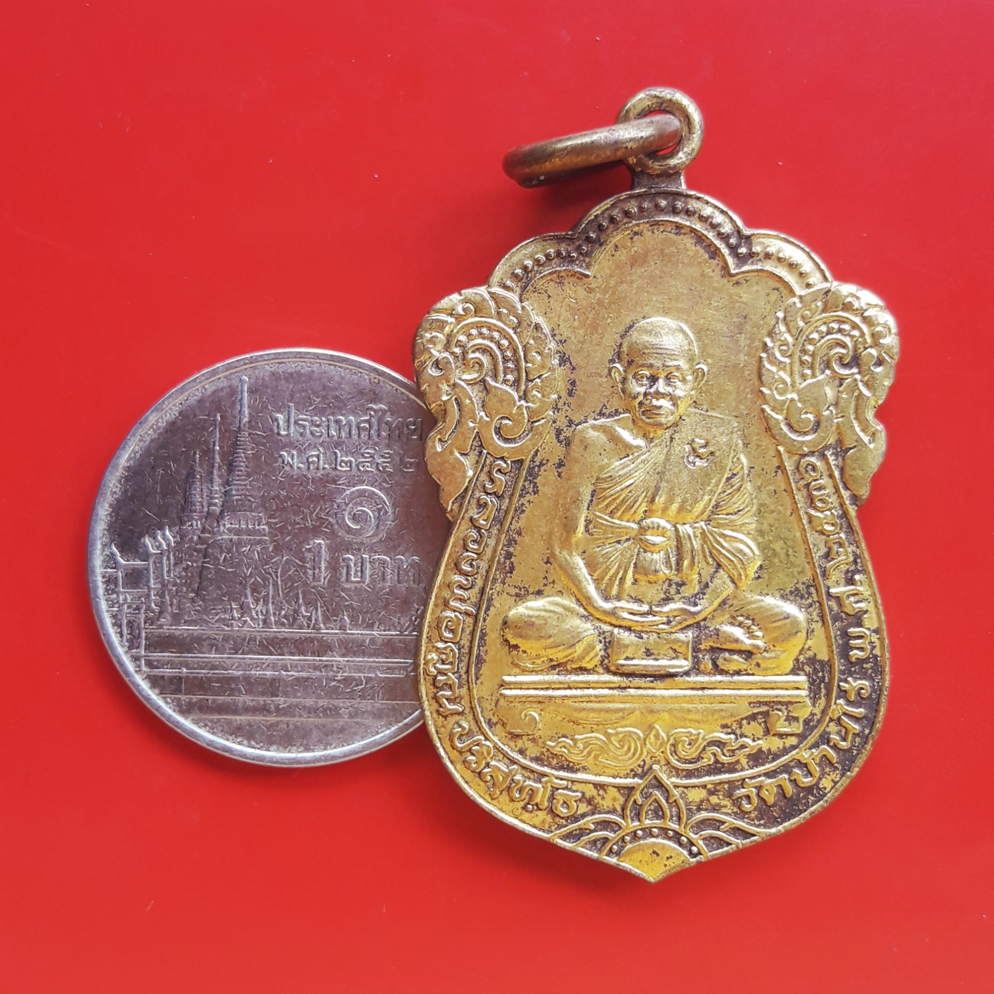 เหรียญเสมา หลวงพ่อคูณ ปริสุทโธ วัดบ้านไร่ จ.นครราชสีมา รุ่นค้ำคูณมรดกไทย ปี 2536 กะไหล่ทอง