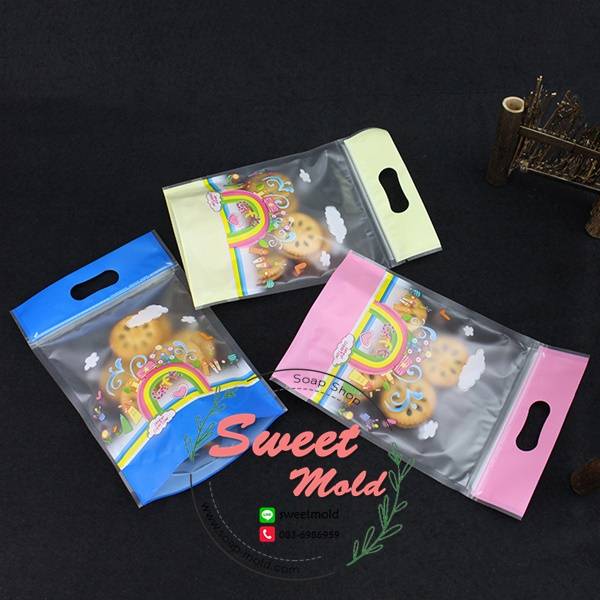 ถุงซองซิปพลาสติกขุ่นสีชมพูลายรุ้งแบบตั้งได้มีที่จับแขวนได้ 14x18+5.5 cm. 100 ชิ้น รหัสสินค้า: 005067