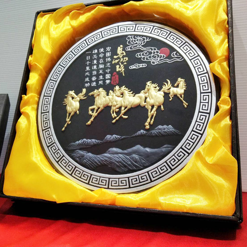 รูปม้า 8 ตัววิ่งเข้าบ้าน