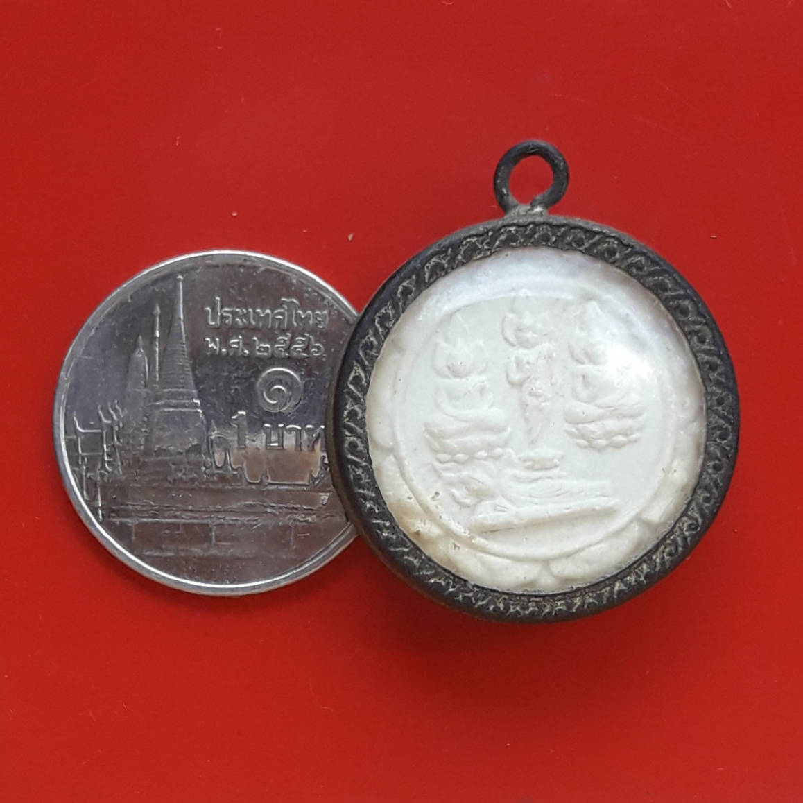 พระผงกลมเล็ก เลี่ยมเก่า ไม่ทราบที่ครับ