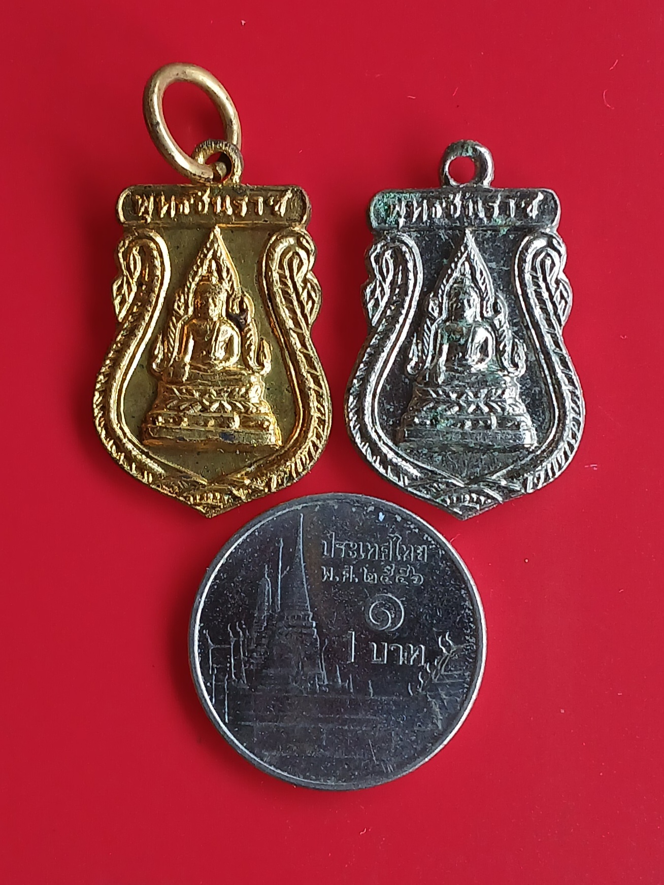 เหรียญพระพุทธชินราช หลัง นางกวัก รวม 2 เหรียญ ไม่ทราบที่ครับ