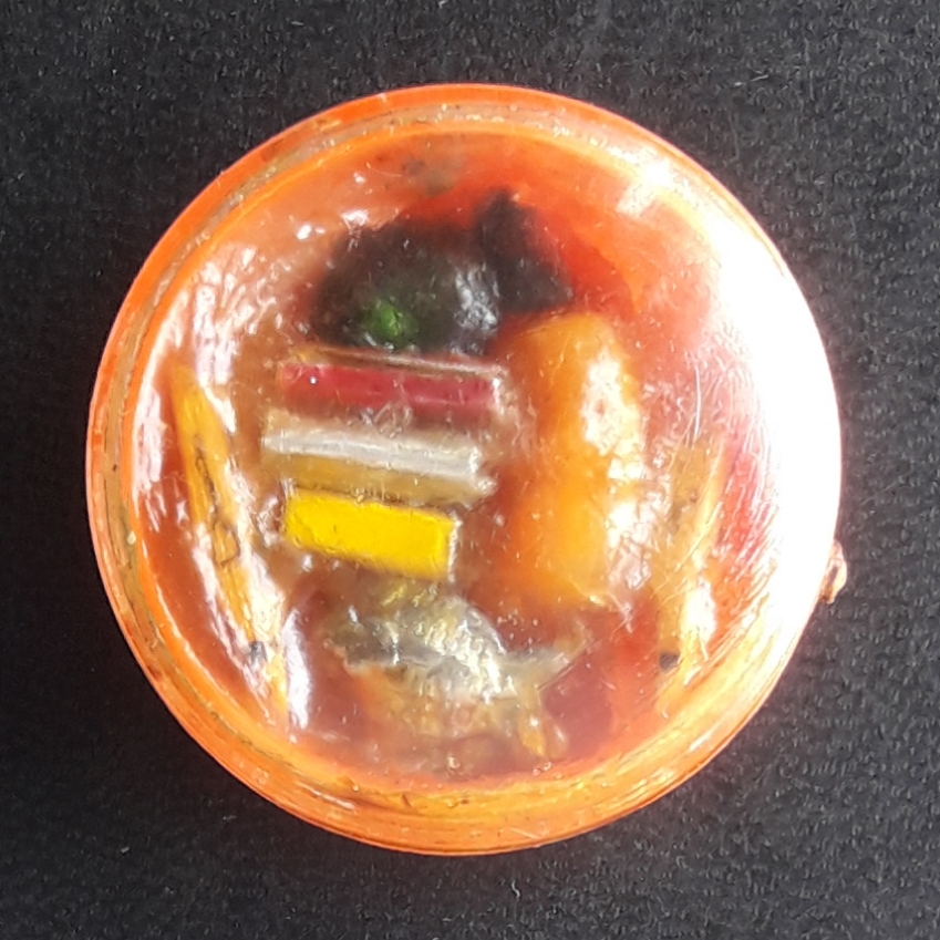 ตลับสีผึ้งสาริกา ปลาตะเพียนคู่ ตะกรุดสามดอก เก่าไม่ทราบที่ครับ