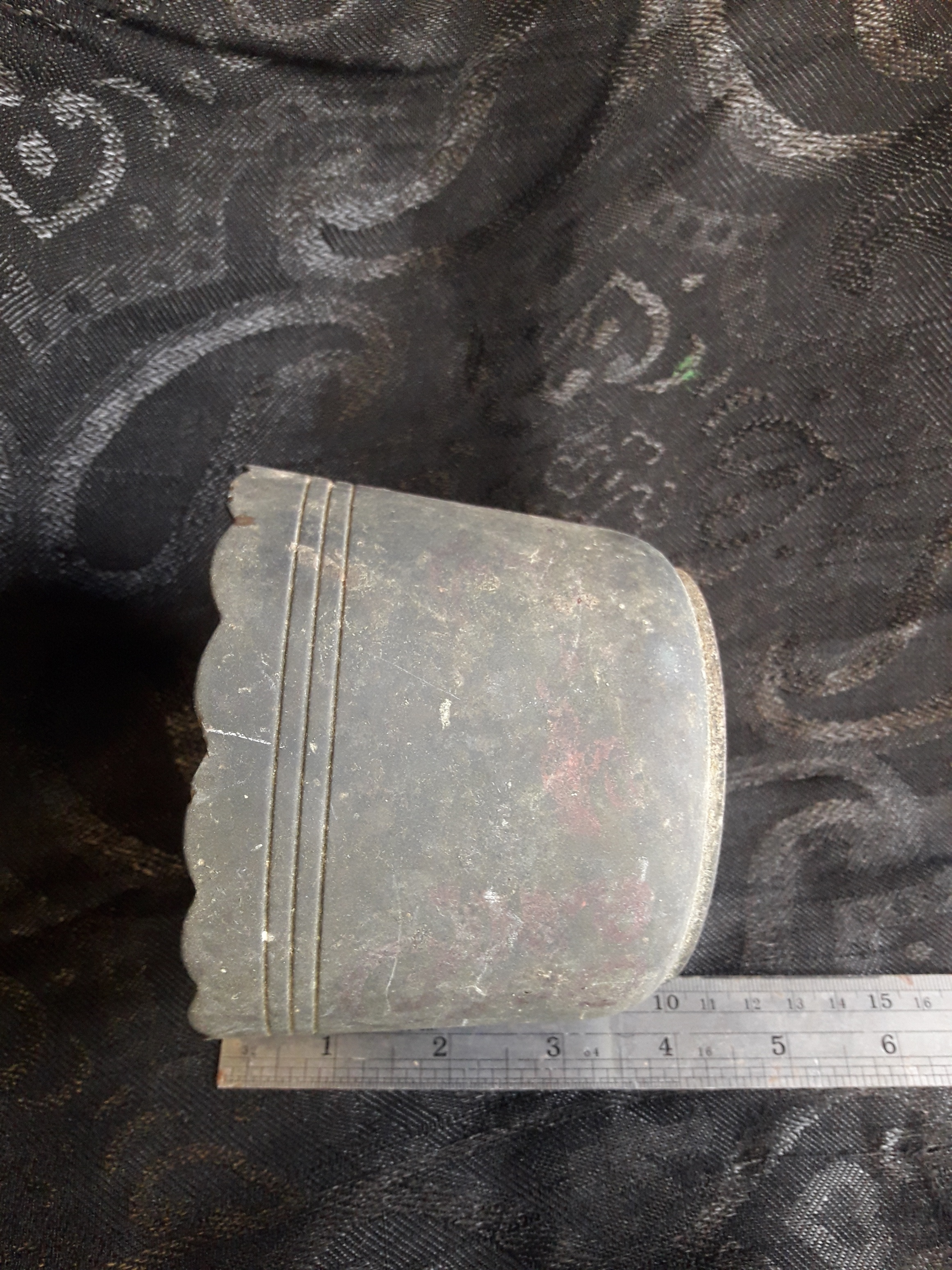 กระถางธูปทองเหลืองเก่า แบบปากจีบ ขนาดเส้นผ่าศูนย์กลางวัดจากปากกระถางธูป 4.5 นิ้ว