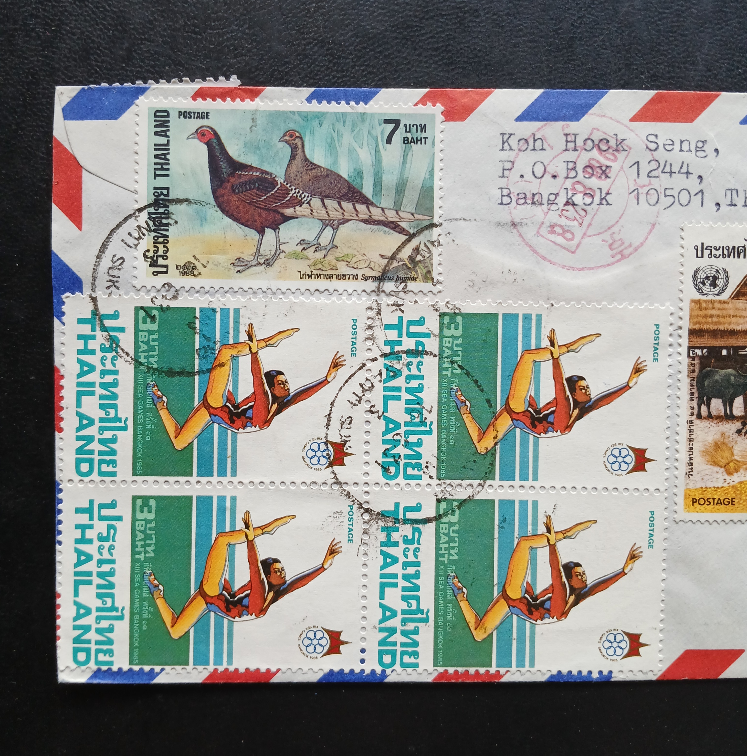 ซองจดหมายเก่า BANGKOK-CHINA ป้ายR สันคิสุข ลงทะเบียน/REGISTERED ติดแสตมป์หลากหลาย (ราคาหน้าดวง รวม 25 บาท 50 สตางค์) มีตราประทับ 1988 พ.ศ.2531