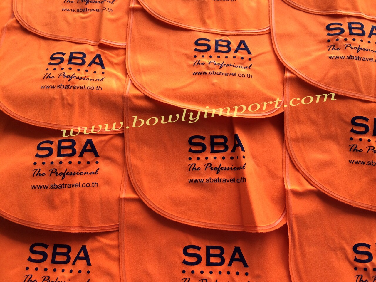 หมอนรองคอเป่าลม เนื้อผ้ากำมะหยี่ พร้อมสกรีนโลโก้