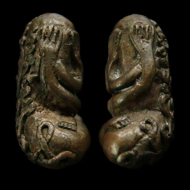 พระปิดตาสมาธิใหญ่ หลวงพ่ออุ้น วัดตาลกง จ.เพชรบุรี ปี 2544 เนื้อสัมฤทธิ์ พิมพ์ใหญ่ โค๊ดดอกจันทร์ด้านหลัง