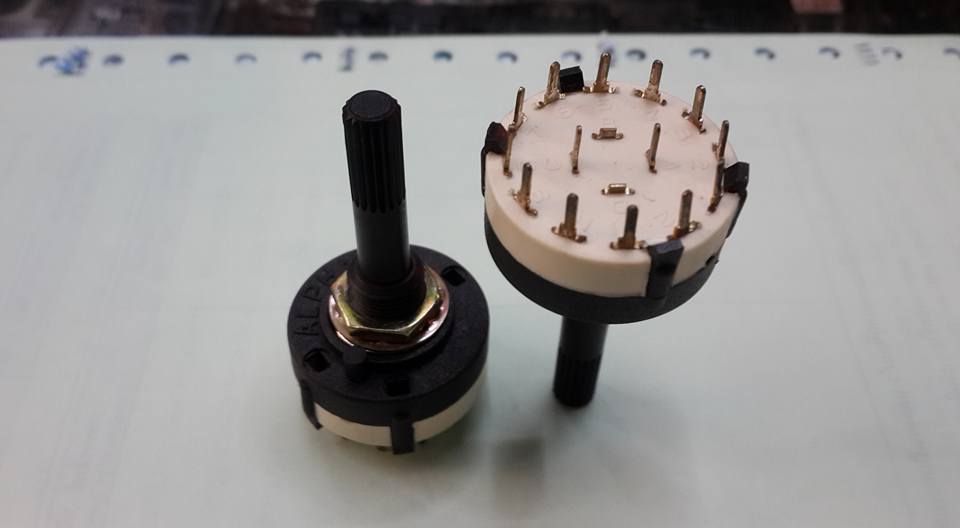 ขาย ซีเล็คเตอร์ สวิทช์ 6ช่อง5แก็ก selector switch ซีเล็คเตอร์สวิทช์ แบนด์สวิทช์ ปรับ 6ช่อง5แก็ก ตัวพลาสติก สีดำ แกนยาว ราคา ตัวล่ะ . . . หน่วย บาท