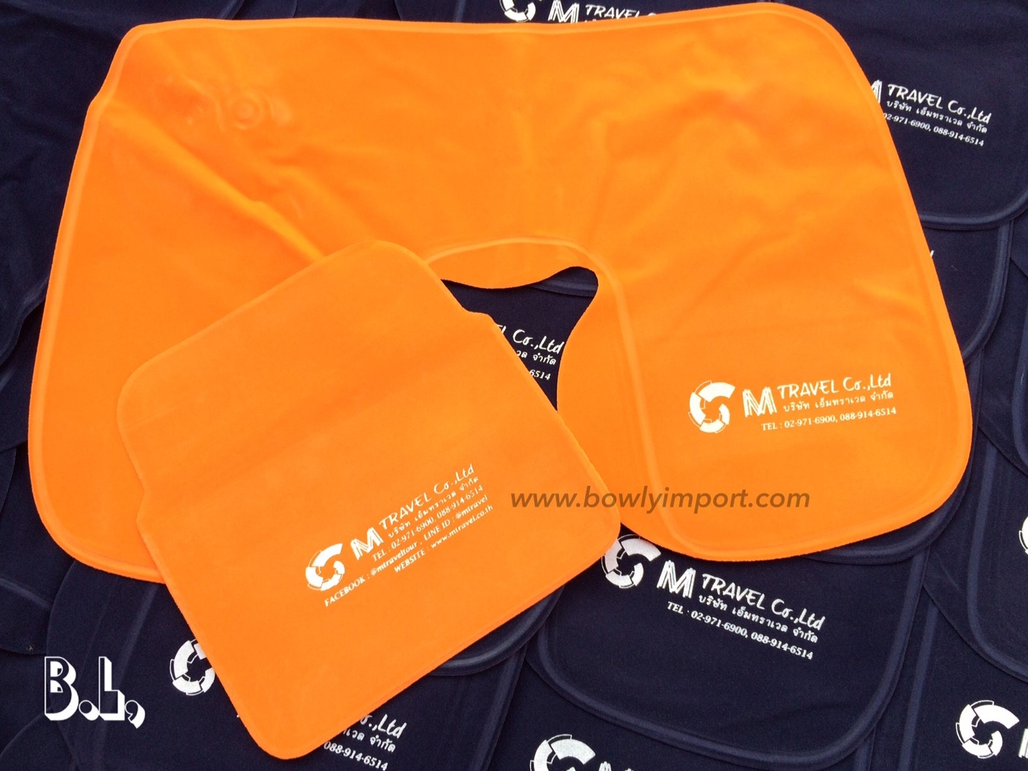 หมอนรองคอเป่าลม เนื้อผ้ากำมะหยี่ พร้อมสกรีนโลโก้