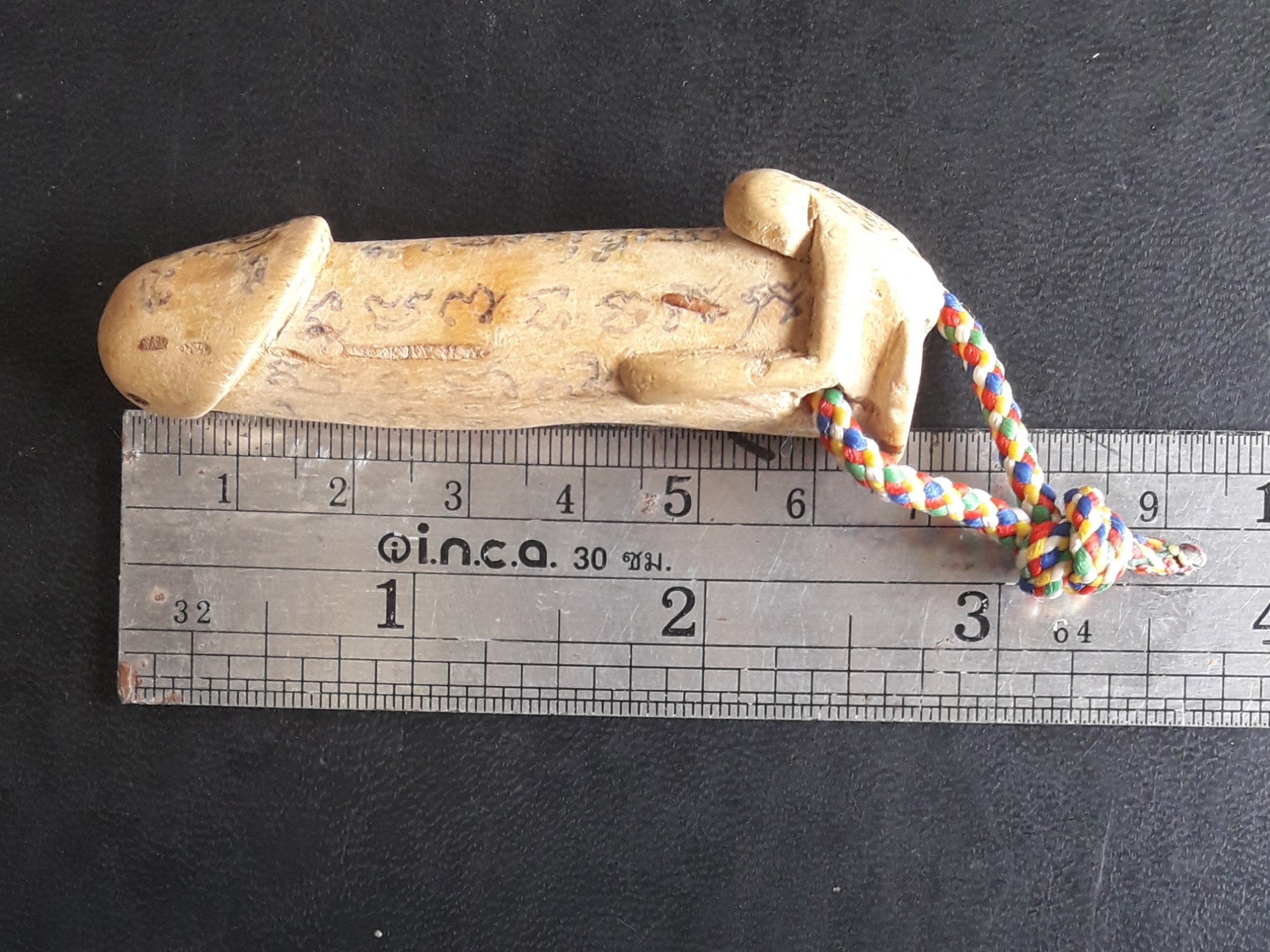 ปลัดขิก ไม้แกะ 2.5 นิ้ว มีจารหมึก ด้านหัวฝังตะกรุด ไม่ทราบที่ครับ