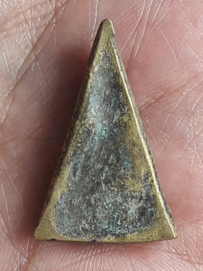 นางพญา พิมพ์เข่าโค้ง เนื้อทองเหลือง ไม่ทราบที่ครับ