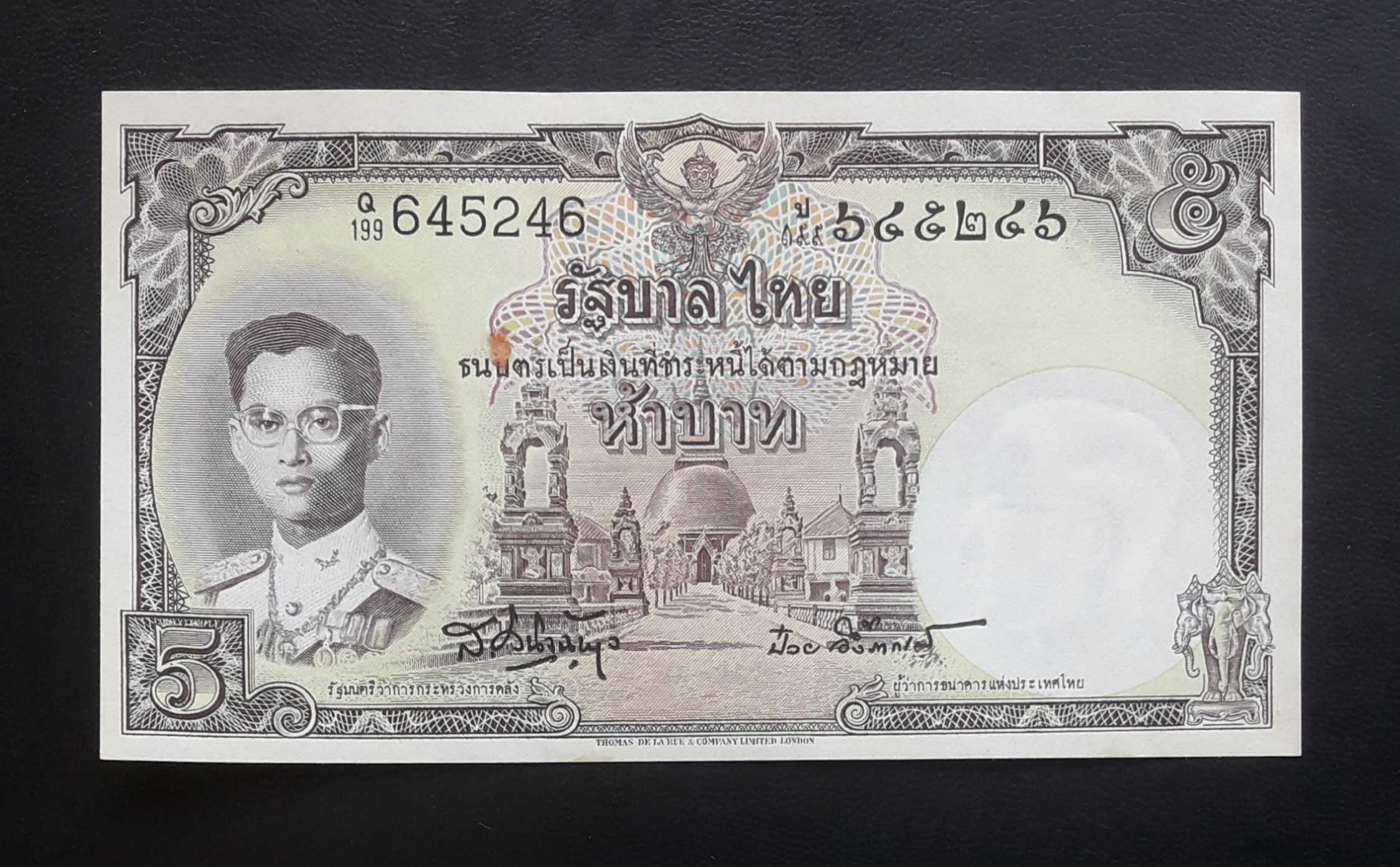 ธนบัตร รัชกาลที่ 9 ชนิดราคา 5 บาท แบบ 9 รุ่นที่ 6 ทรงเครื่องจอมทัพ (พิมพ์โทมัส) 645246 ไม่ผ่านการใช้ มีติดเหลืองเล็กน้อยบางจุดครับ