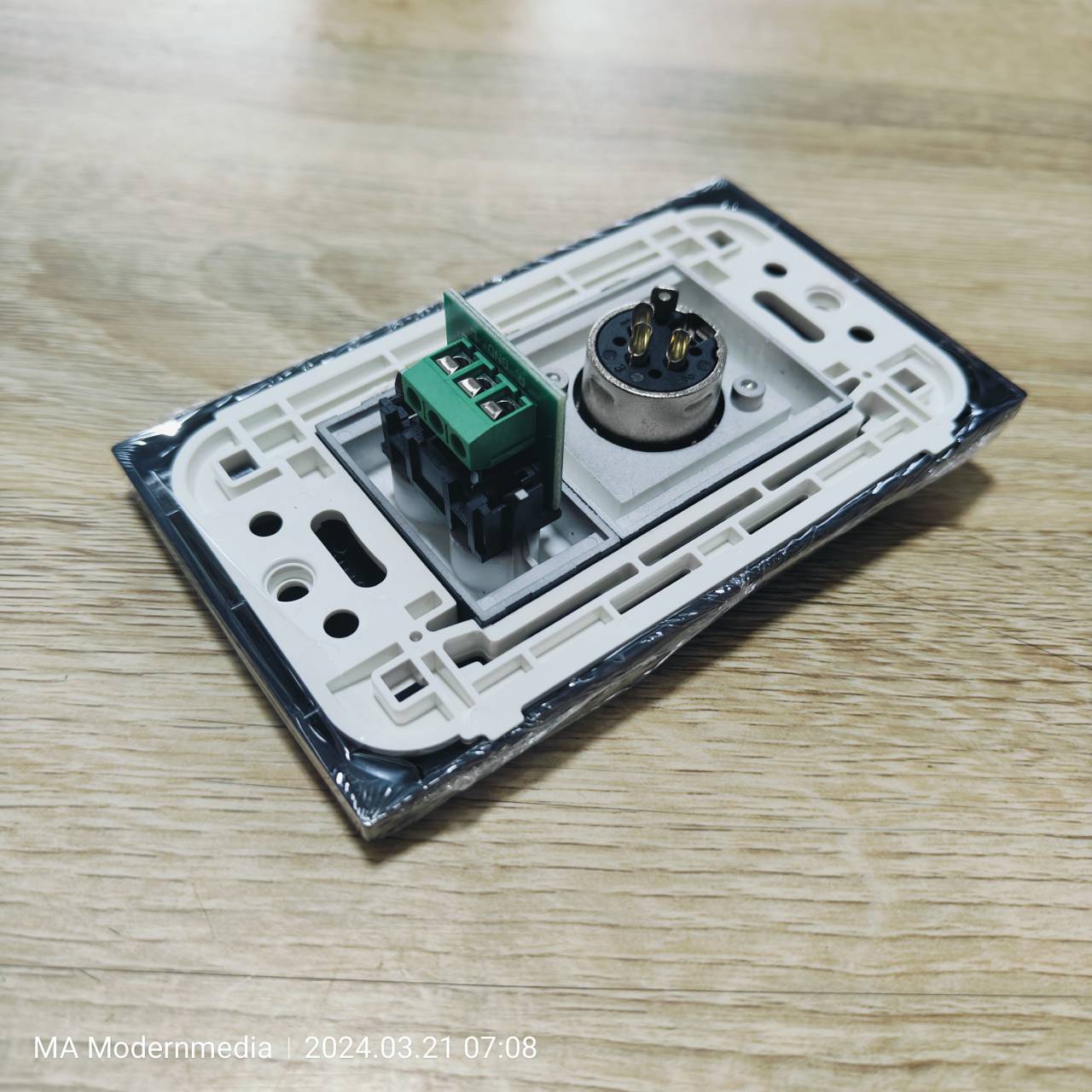 Wall plate XLR / RCA(Panasonic) (ขาว/ดำ)