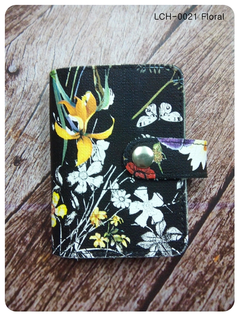(LCH-0021) กระเป๋าใส่บัตรเคลือบ ลายดอกไม้ พื้นดำ