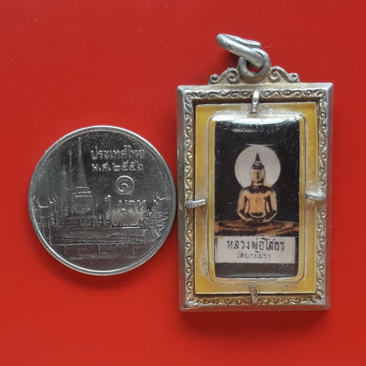 ล็อกเก็ตรูปภาพ หลวงพ่อโสธร ออกวัดบางโปรง พร้อมกรอบอลูมิเนียมหลังยันต์ ไม่ทราบปีสร้างครับ