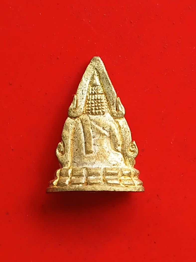 พระชัยวัฒน์พระพุทธชินราช รุ่นมหาจักรพรรดิ ปี 2545 วัดพระศรีรัตนมหาธาตุวรมหาวิหาร จ.พิษณุโลก เนื้อสำริด พร้อมกล่องเดิมครับ