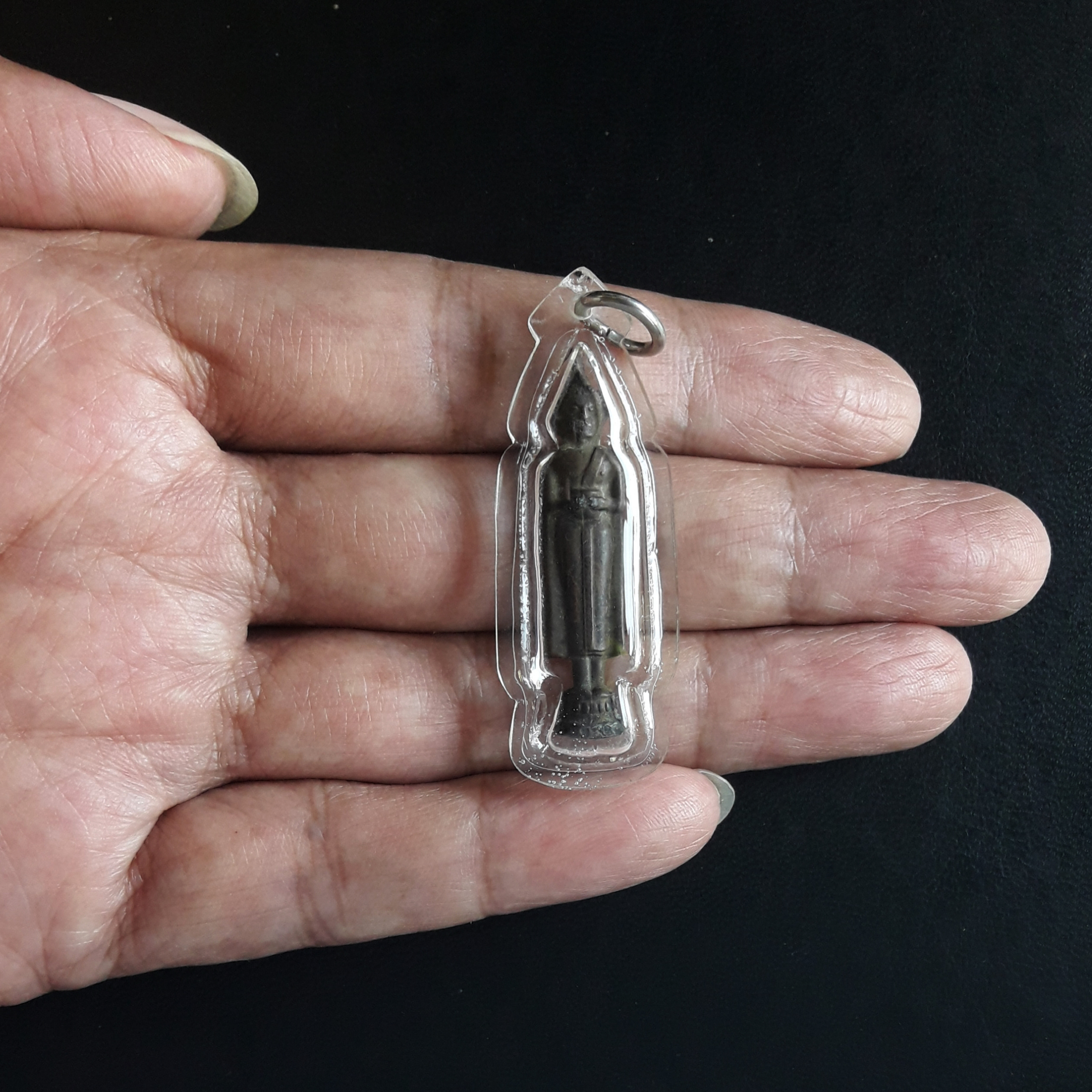 หลวงพ่อบ้านแหลม วัดเพชรสมุทรวรวิหาร จ.สมุทรสงคราม รูปหล่อลอยองค์ สูง 4 ซม.พระบ้านเก่าเก็บ ไม่ทราบปีสร้าง พร้อมเลี่ยมครับ