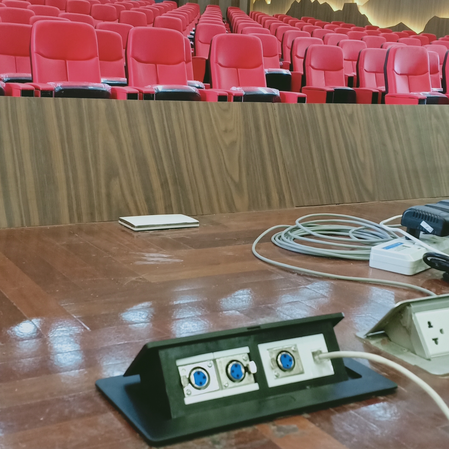 POP-UP 6 ช่อง และ 3 ช่อง ฝังโต๊ะ (สีดำ/ขาว) HDMI VGA RCA MIC 6.5 MiniJack 3.5 ไฟ ใส่ได้ 6 ช่อง