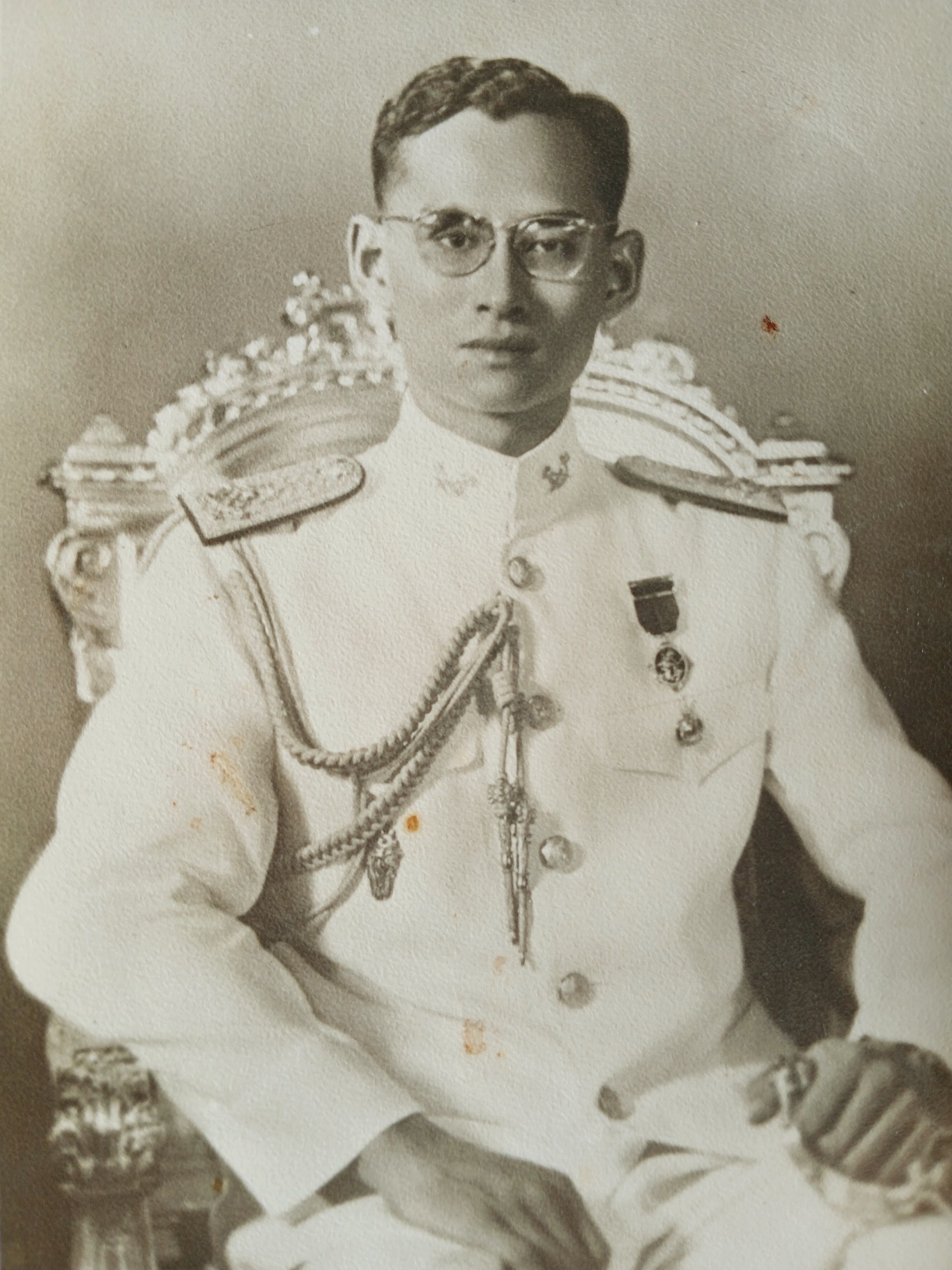 ภาพในหลวง รัชกาลที่ 9 สภาพเก่าเก็บ ขนาด กว้าง 9 cm. สูง 13.3 cm. (3.5 นิ้ว x 5 นิ้ว)