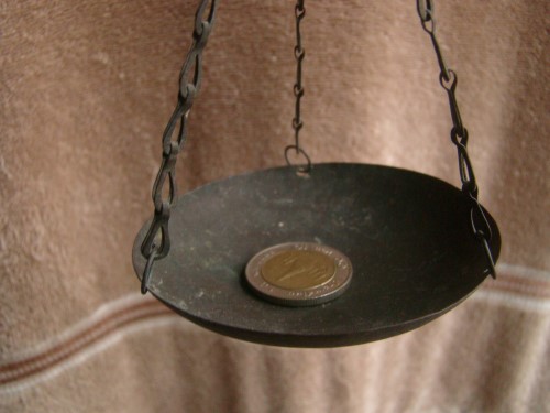 ตาชั่งโบราณ ชั่งทอง ชั่งของชิ้นเล็ก ทำจากโลหะ มีตอกตราครุฑ และเลข ๓๐๐ ก สภาพดีครับ