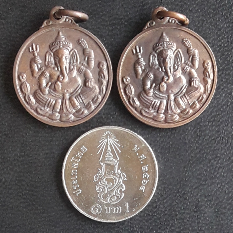 เหรียญกรมหลวงชุมพรเขตต์อุดมศักดิ์ หลังพระพิฆเนศ จำนวน 2 เหรียญครับ
