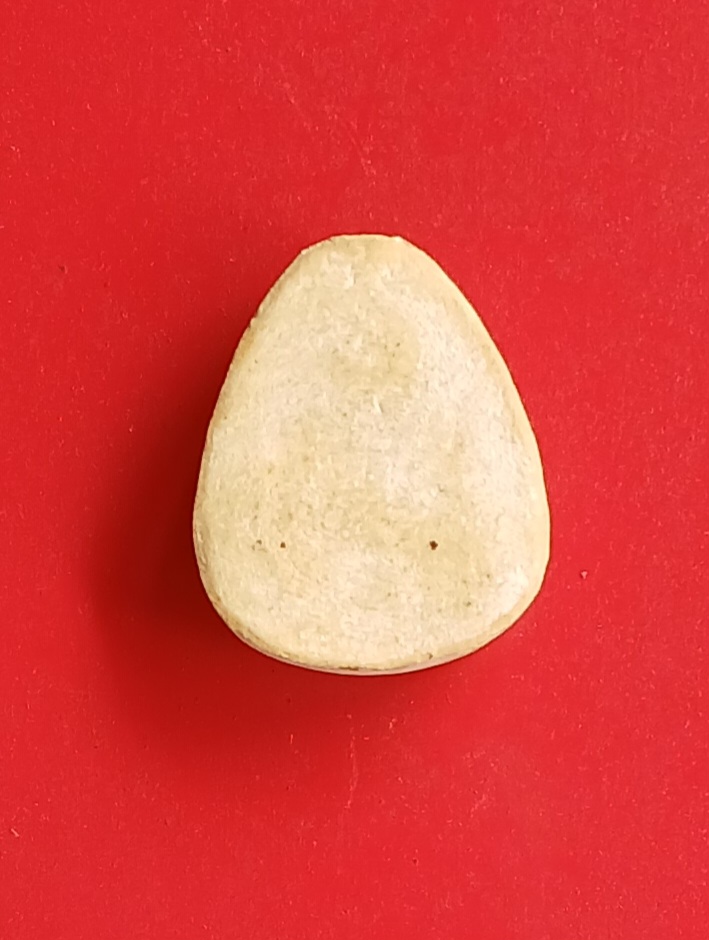 พระปิดตา ข้างเม็ด หลังเรียบ เนื้อผง ไม่ทราบที่