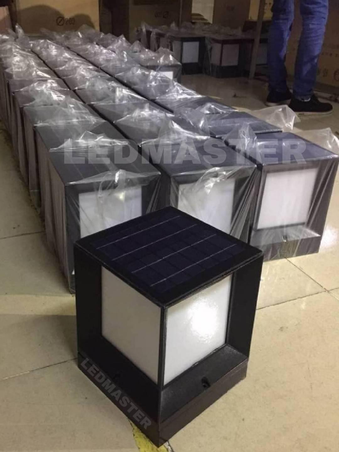 ส่งฟรี Solar Lamp ! โคมไฟหัวเสาโซล่าเซลล์ ทรงสี่เหลี่ยม สวยหรู โคมไฟทำจากอลูมิเนียมทนทาน เเสงวอร์มไวท์ โคมไฟพลังงานเเเสงอาทิตย์ โคมไฟรั้วบ้าน โคมไฟสวน เหมาะสำหรับใช้ติดเป็นโคมไฟหัวเสาโซล่าเซลล์หน้าบ้านหรือทางเดิน จำนวน 1 โคม