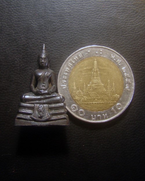 หลวงพ่อโสธร วัดโสธรวรารามวรวิหาร จ.ฉะเชิงเทรา รุ่นสร้างพระอุโบสถ ปี 2545 โค๊ด-หมายเลขใต้ฐาน พร้อมกล่องครับ