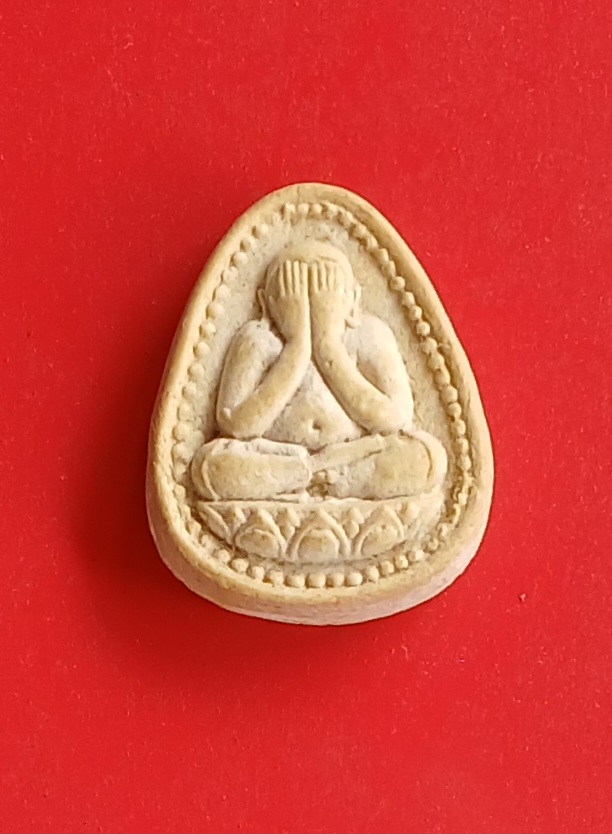 พระปิดตา ข้างเม็ด หลังเรียบ เนื้อผง ไม่ทราบที่