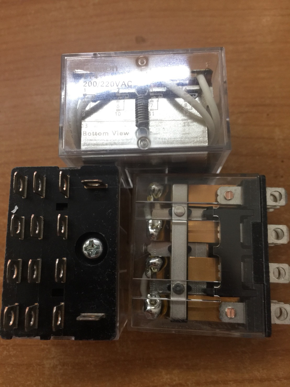 รีเลย์ LY4 220VAC "Omron"