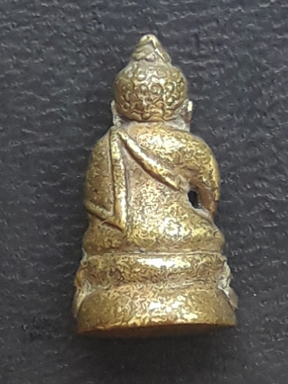 พระชัยวัฒน์ (จิ๋ว) พิมพ์วัดบวรฯ เนื้อโลหะ ไม่ทราบที่ครับ