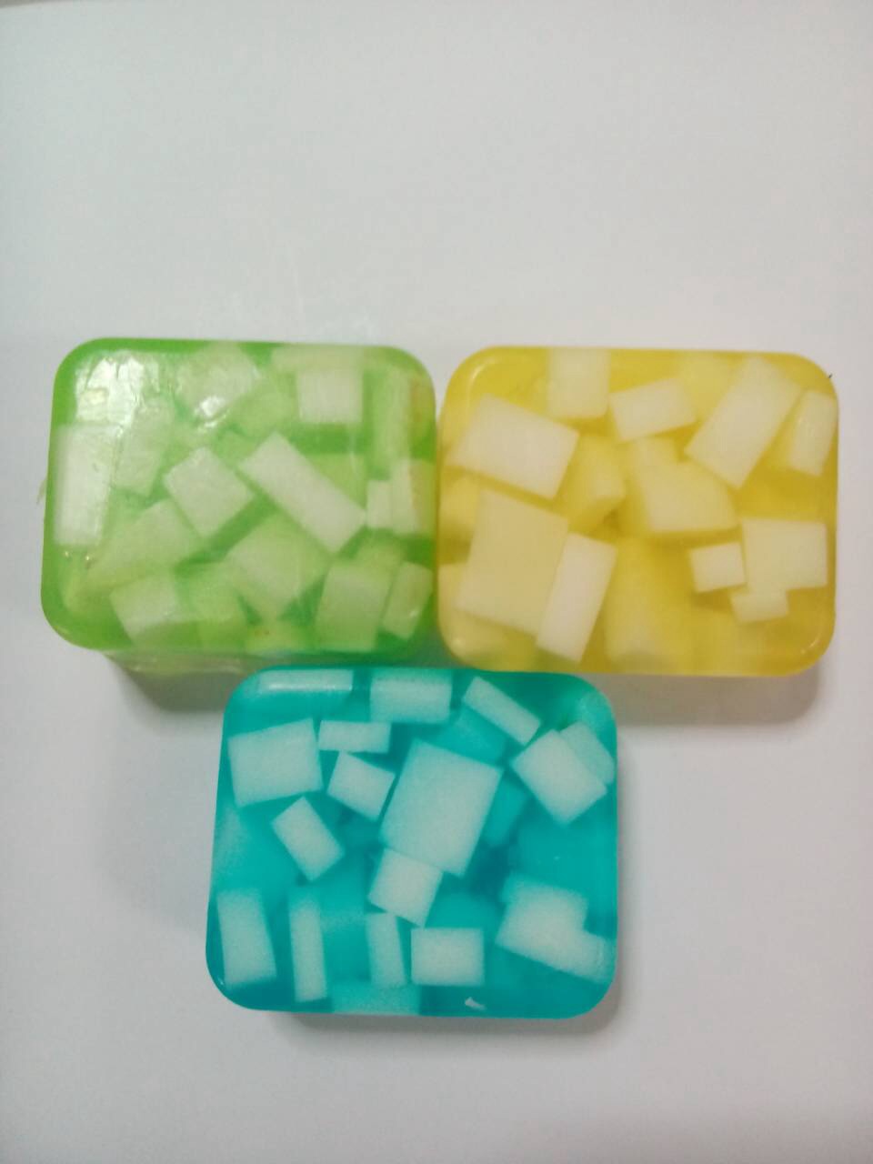 สบู่สี่เหลี่ยม กลิ่นผลไม้ เล่นลาย 100กรัม - 002525