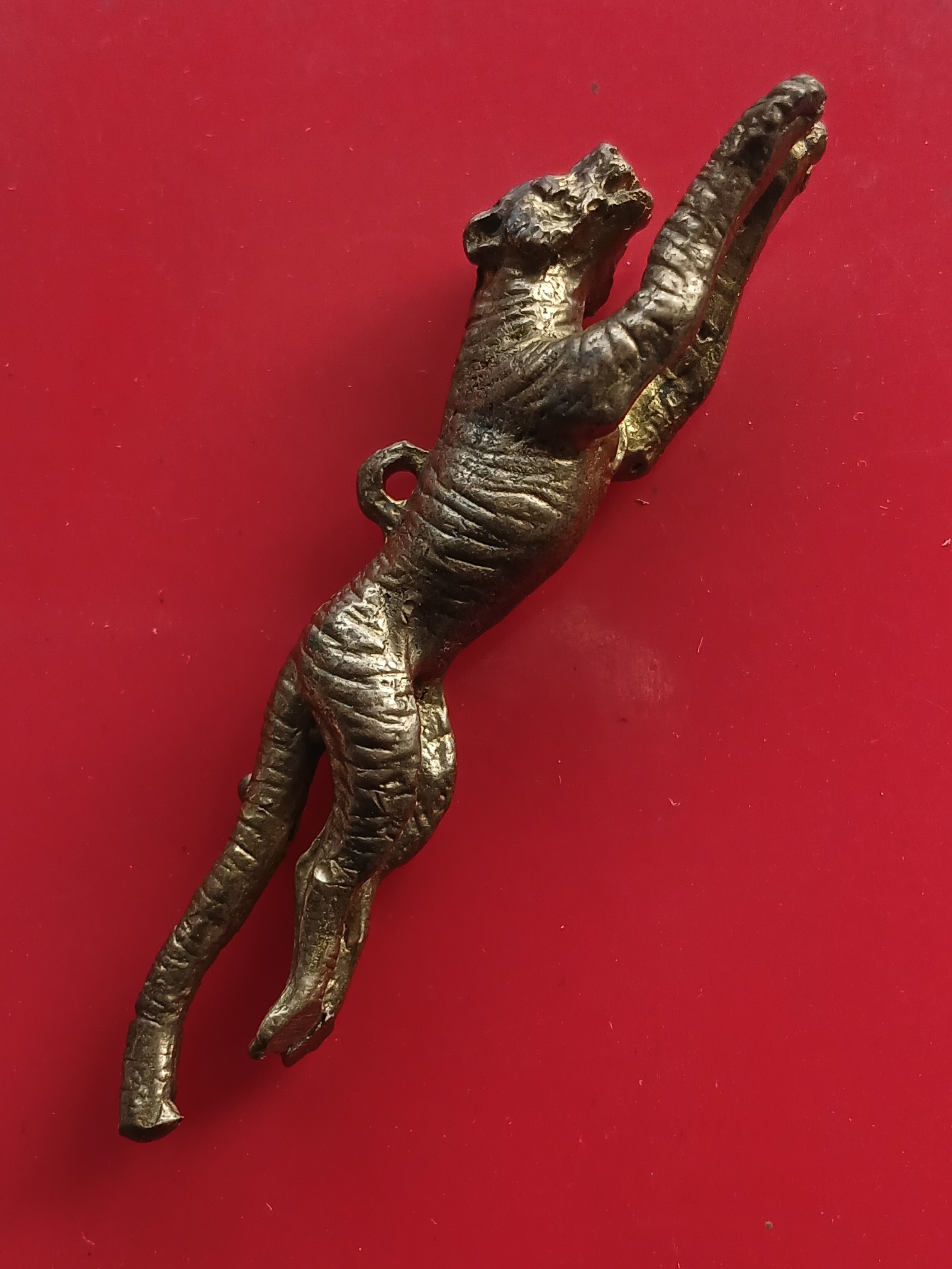 เสือปืนแตก รุ่น2 หลวงปู่แย้ม วัดตะเคียน จ.นนทบุรี เนื้อทองเหลือง หล่อโบราณ สร้างน้อย หายาก