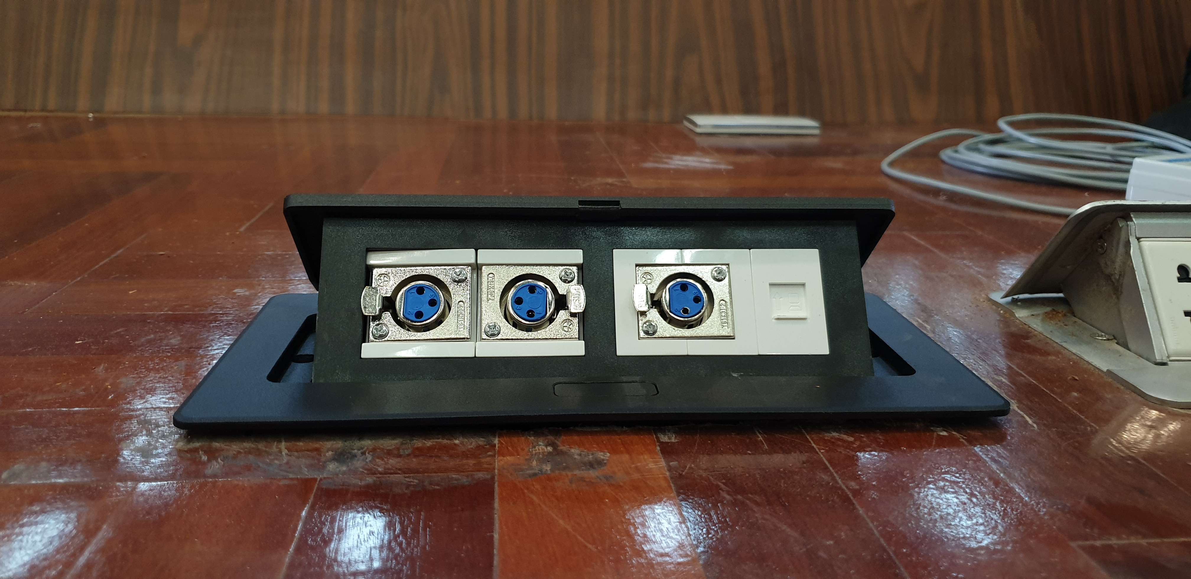 POP-UP 6 ช่อง และ 3 ช่อง ฝังโต๊ะ (สีดำ/ขาว) HDMI VGA RCA MIC 6.5 MiniJack 3.5 ไฟ ใส่ได้ 6 ช่อง