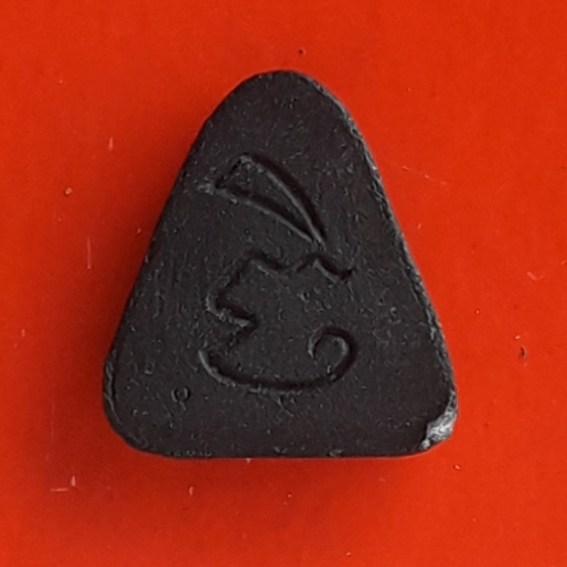 พระปิดตา หลวงปู่แฟ้ม วัดป่า จ.ชลบุรี เนื้อดำ หลังยันต์จิ