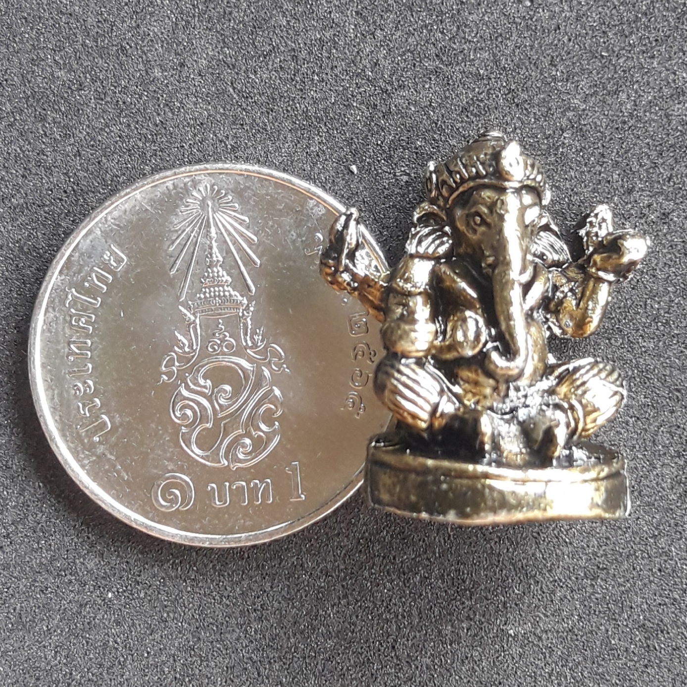 พระพิฆเนศ เทพเจ้าแห่งความสำเร็จ พร้อมกล่องครับ ขนาดเลี่ยมห้อยคอได้ครับ