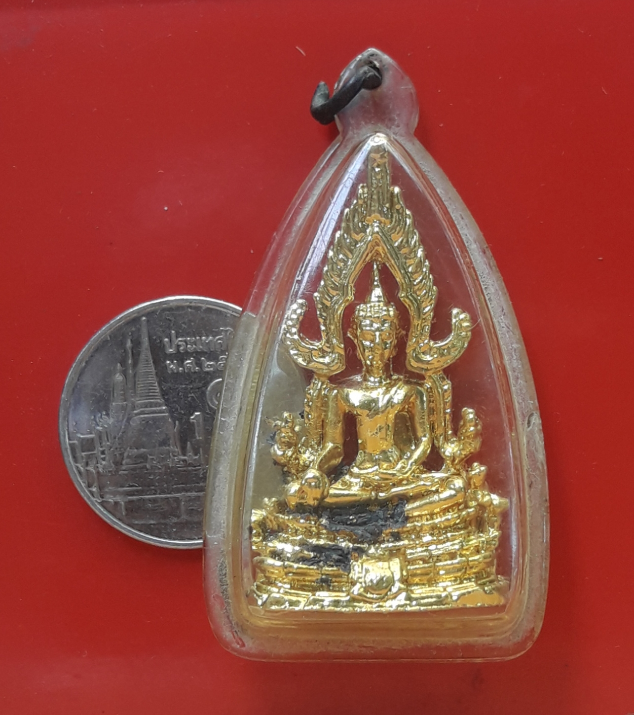 รูปหล่อลอยองค์ พระพุทธชินราช เนื้อกะไหล่ทอง ขนาดห้อยคอ พร้อมเลี่ยม ไม่ทราบที่สร้างครับ