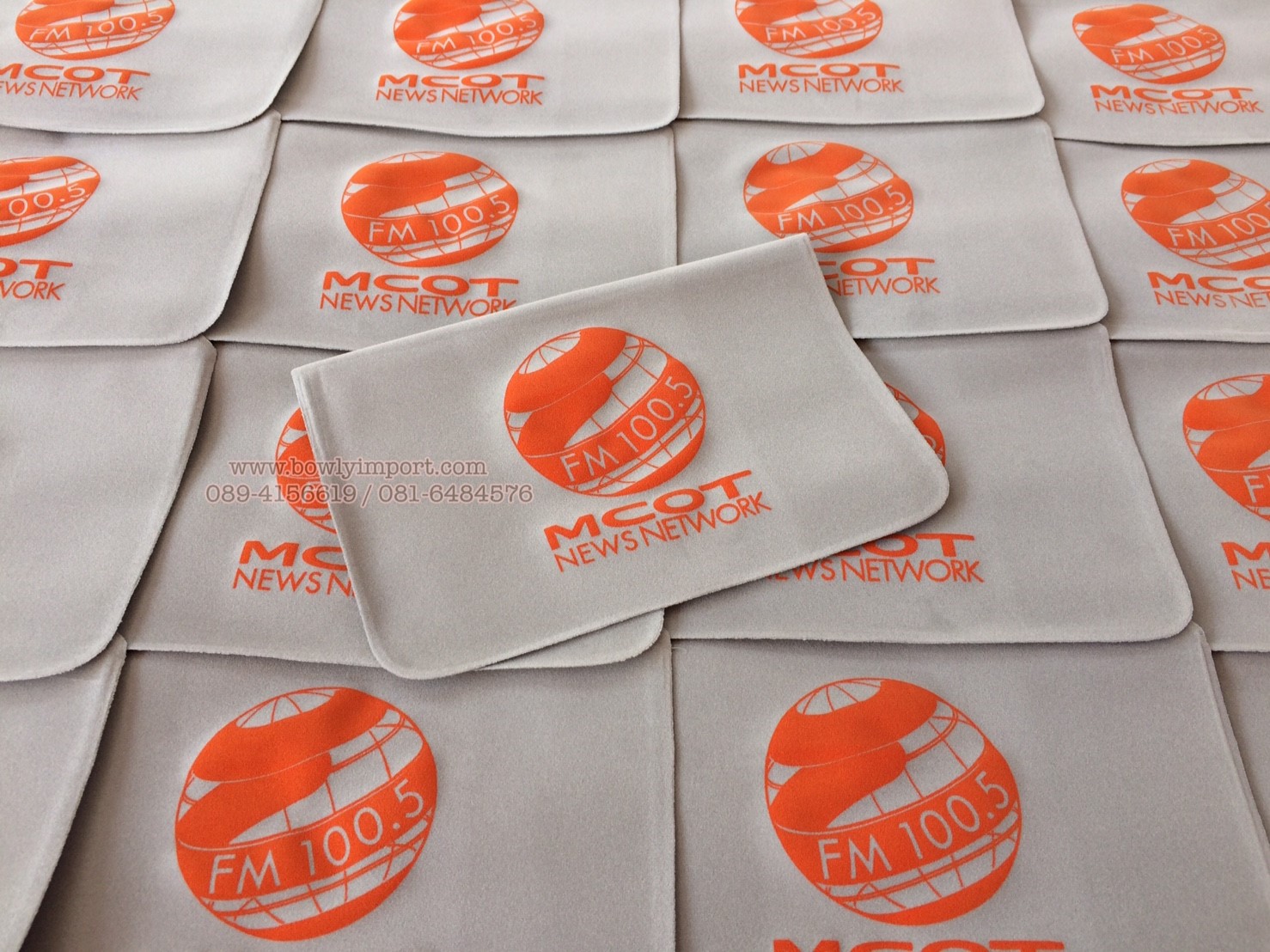 หมอนรองคอเป่าลม เนื้อผ้ากำมะหยี่ พร้อมสกรีนโลโก้