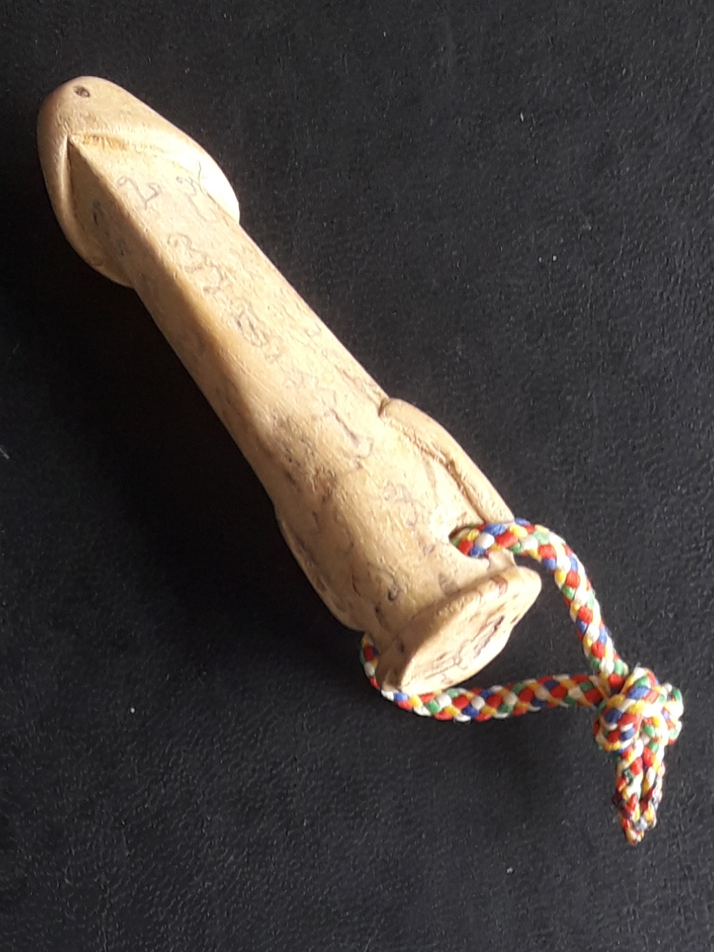 ปลัดขิก ไม้แกะ 2.5 นิ้ว มีจารหมึก ด้านหัวฝังตะกรุด ไม่ทราบที่ครับ