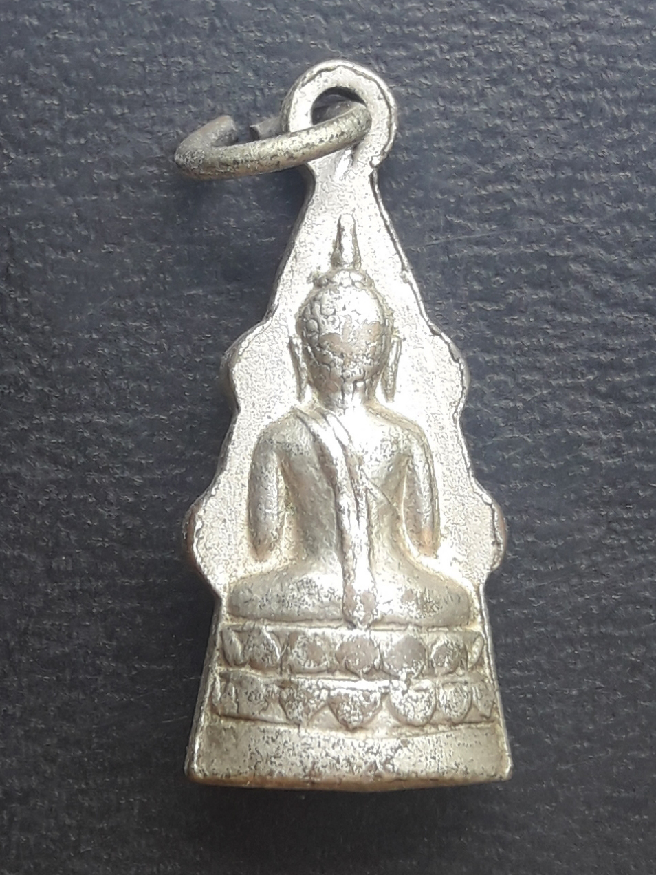 พระกริ่งเล็ก พระพุทธชินราช วัดพระศรีมหาธาตุวรมหาวิหาร (วัดใหญ่) จ.พิษณุโลก ปี 2500 เนื้อโลหะชุบนิเกิล มีหูห่วง อุดกริ่งครับ