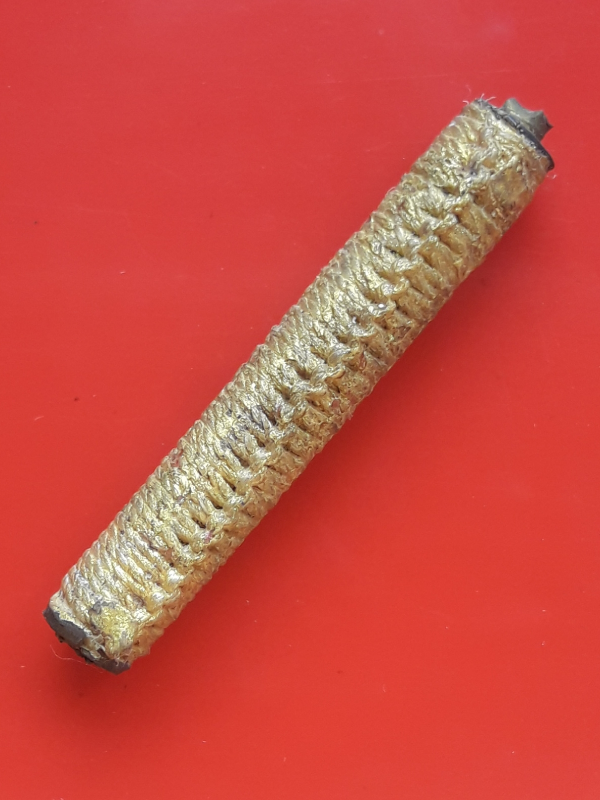 ตะกรุดสาริกา 1 นิ้ว 2 หุน ถักเชือกทาทอง ไม่ทราบที่ครับ