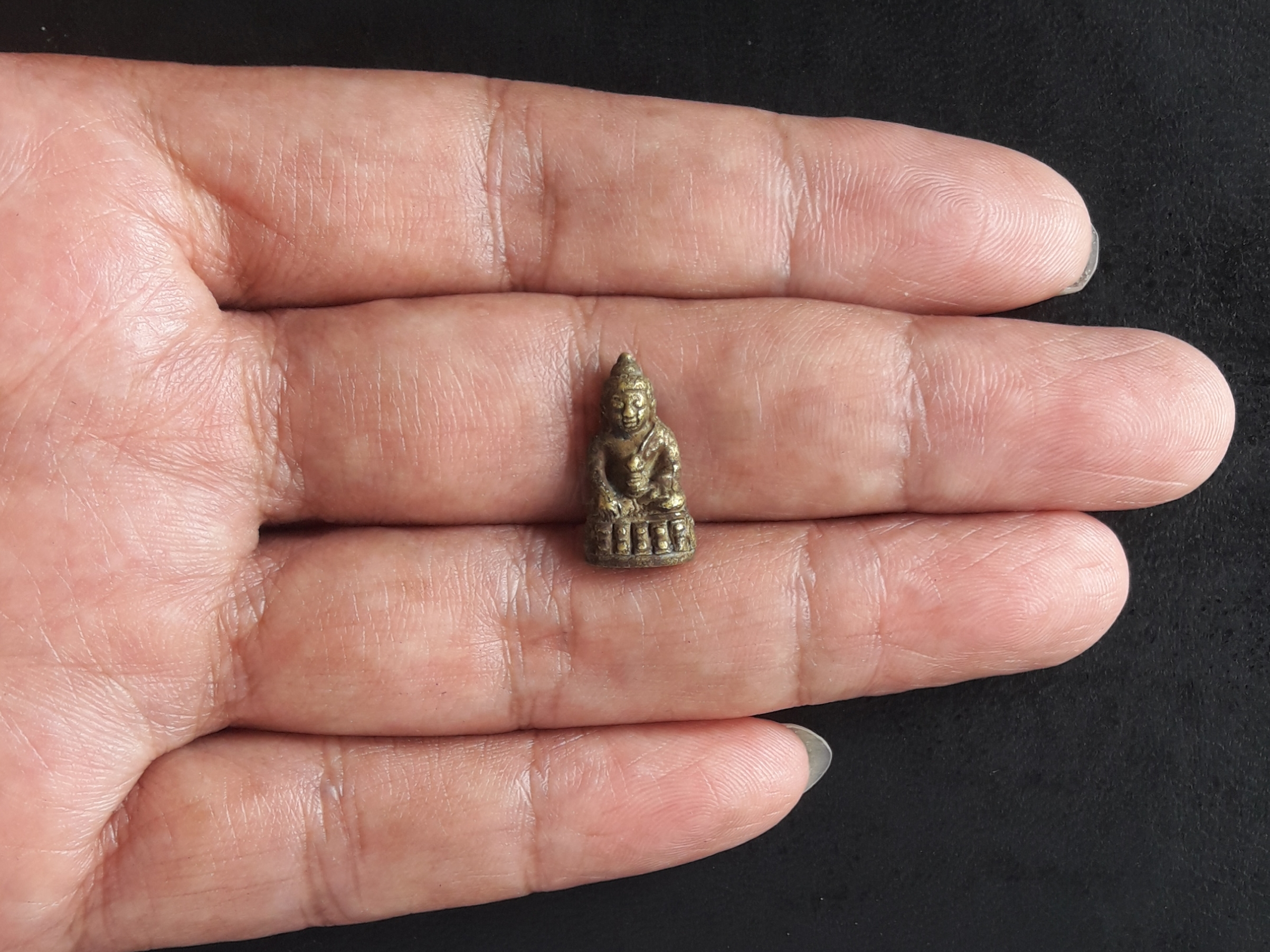 พระชัยวัฒน์ (จิ๋ว) พิมพ์วัดบวรฯ เนื้อโลหะ ไม่ทราบที่ครับ