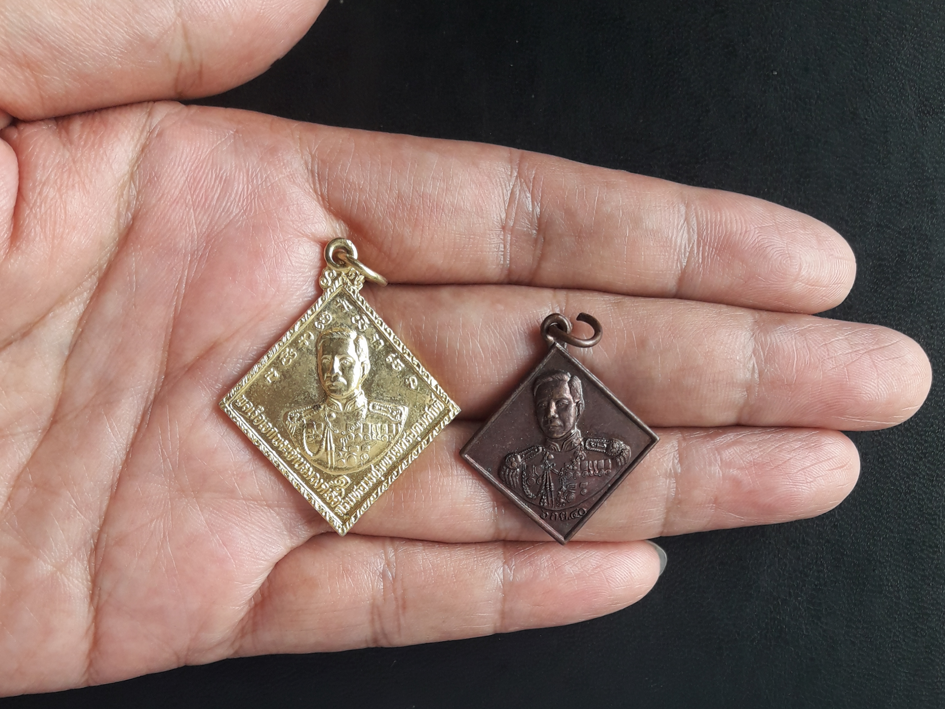 2 เหรียญ กรมหลวงชุมพรเขตต์อุดมศักดิ์ วัดเลียบราษฎร์บำรุง อนุสรณ์ ร.ล.ชุมพร ณ หาดทรายรี ปี 2534 กะไหล่ทอง + เหรียญปี 2540 ครับ